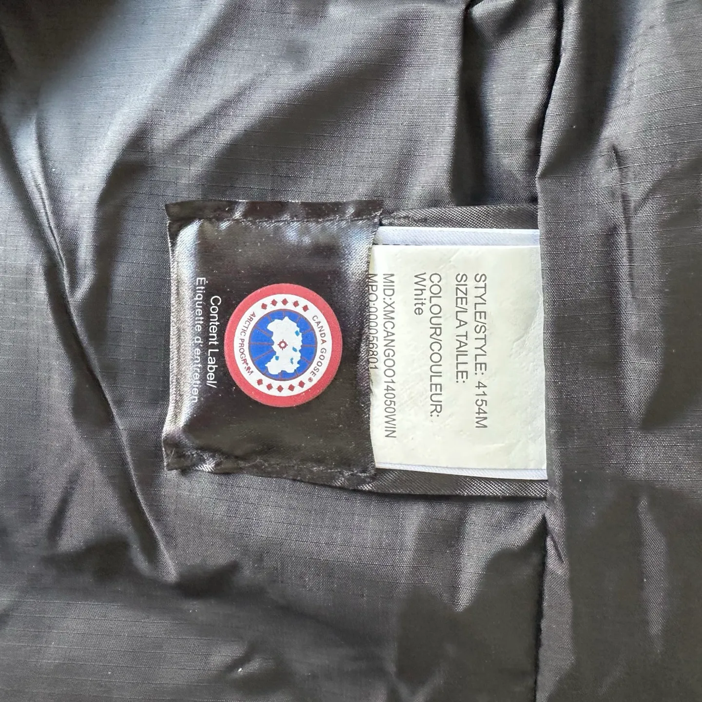 P380 Top real shot - Style number: TT119 Canada Goose has always been recognized as the warmest down jacket. Various Instagram celebrities, Internet celebrities, and celebrities often wear it for street photos. I make Canada Goose every year, but I still can't get rid of my love for the goose. No matter how cold the days are, there is no need to be afraid because of the care of the goose. The down vest is definitely a concave shape in autumn and winter. It is a trading company order model, exclusively launched! The purchase at the counter is the same as the genuine original clothes. Pay attention to the matching. There is velvet on the back collar, which is more warm. There is a zippered hidden pocket on the inside, and the genuine net pocket is synchronized inside. You need to compare the genuine products at any time. All the accessories are custom-made from the original factory. 1️⃣Fabric: Domestic exclusive Japanese original fabric with characteristics: waterproof, drill-proof, anti-fading, 24-count calendered woolen surface (waterproof level conforms to the ball raincoat level) 2️⃣Down: national standard 80 white duck down Supports identification (many on the market are 50 velvet and recharged in order) with better thermal insulation performance, light and not heavy, and good recovery of fluffiness after compression!  3️⃣Zipper: Original factory customized zipper with clear engraving and perfect texture. Original customized authentic YKK military-grade copper core zipper puller that can withstand hundreds of thousands of pulls. 4️⃣Embroidery: Imported new Behringer embroidery machine customized with 10,000-needle electric embroidery, full/three-dimensional/clear! 5️⃣: 400D high-density count liner fabric in the inner liner completely eliminates the problem of velvet leakage and velvet leakage. In the down woven category, there is no bragging. There is currently almost no one that can do better than us! Make an original product with care, so that every customer has the confidence to introduce it to his customers: This is the top replica version in China. A good product does not need too much soft text to set it off. Color: black, gray, off-white, size: Please note that slight color differences on the product are normal and will not be used as a reason for return or exchange. #Due to different monitor display pixels and external factors such as shooting lighting